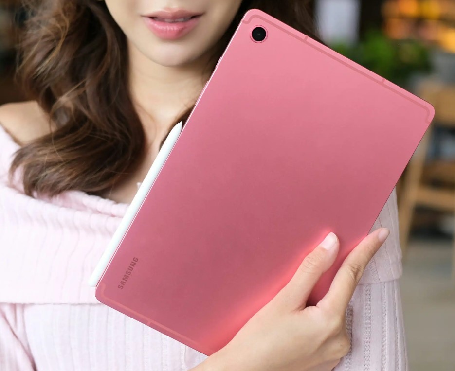 Các đường nét Tab S10 Lite được hoàn thiện tỉ mỉ, bo cong nhẹ nhàng ở các cạnh, cầm nắm dễ chịu hơn.
